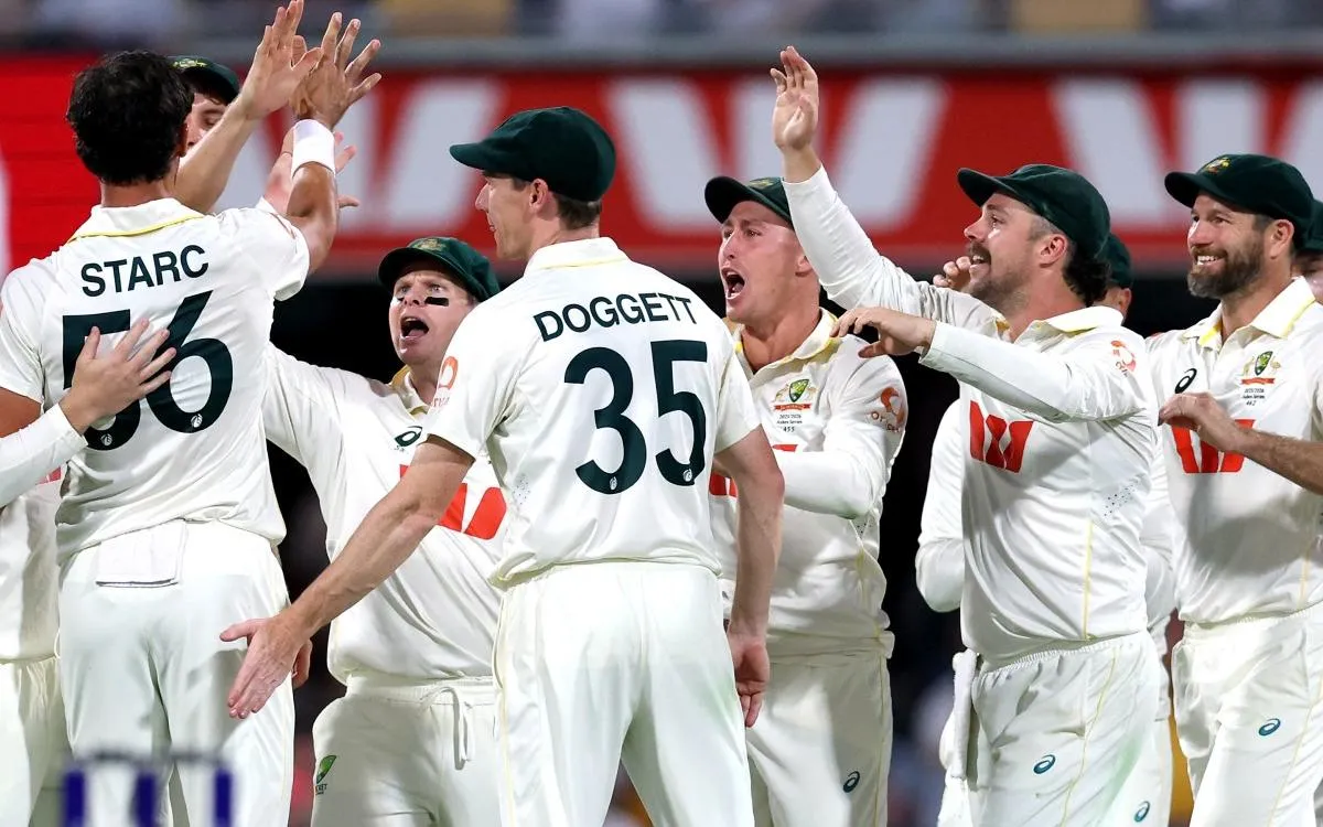 Ashes 2025-26,2nd Test: ऑस्ट्रेलिया ने बनाई मजबूत पकड़, दूसरी पारी में पीछे रहते हुए इंग्लैंड का स्कोर 6 विकेट पर 134 रन