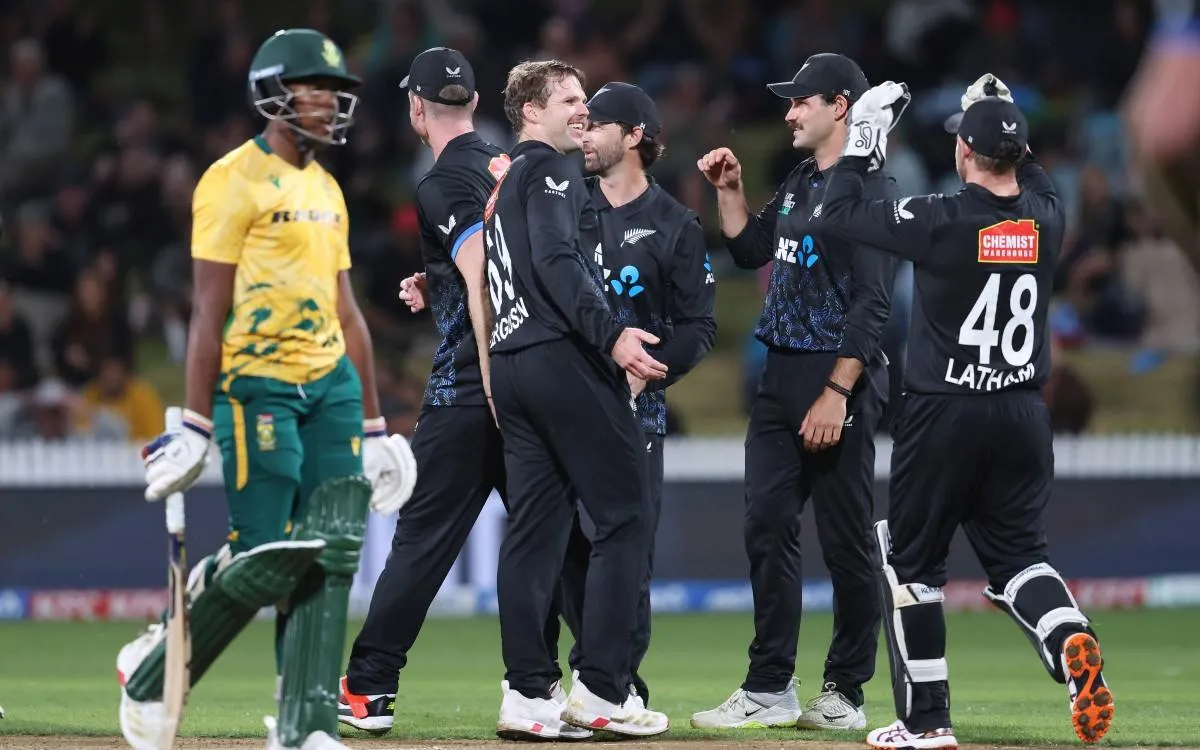 NZ vs SA: न्यूजीलैंड ने साउथ अफ्रीका को 8 विकेट से रौंदकर सीरीज मे बनाई बढ़त, गेंदबाजों ने मचाया धमाल